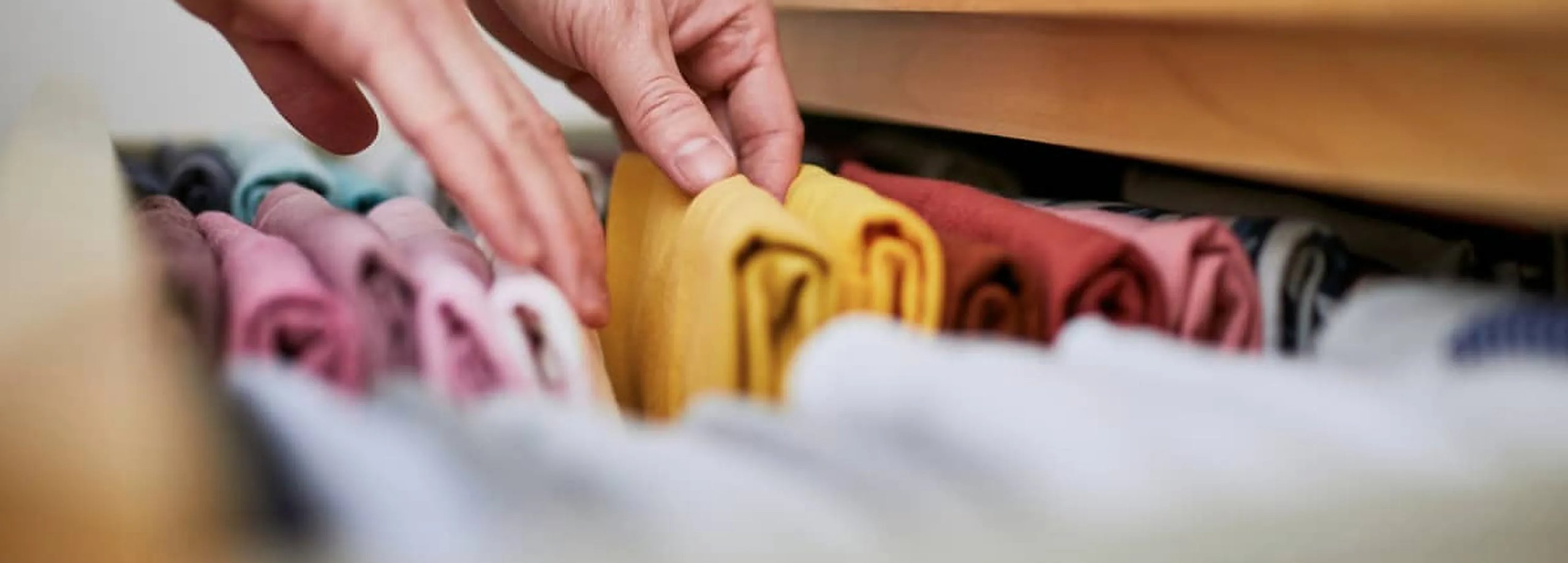 Aprende a cómo organizar un armario sin cajones con estos 10 consejos