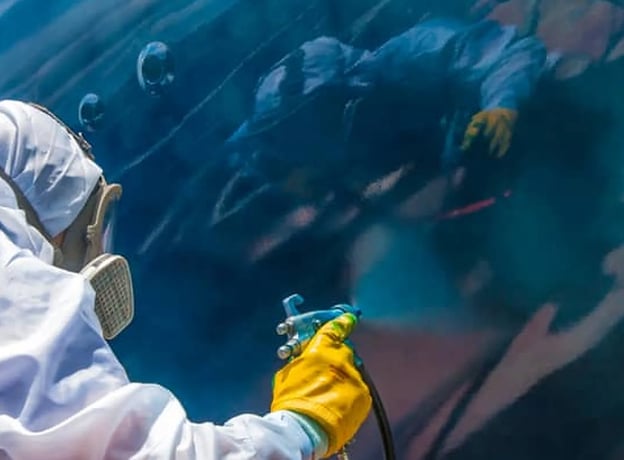 De la lija a la pintura: ¿qué materiales se necesitan para pintar un barco?