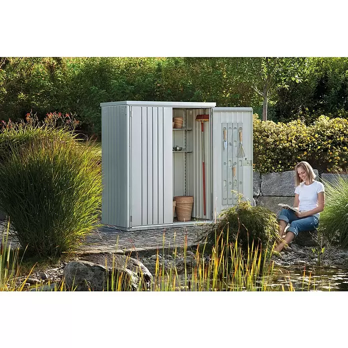 Biohort Armario de jardín - Ancho exterior incluido el voladizo del techo: 155 cm, Profundidad exterior incluido el voladizo del techo: 83 cm, Acero, Plateado metálico - Foto ambiente