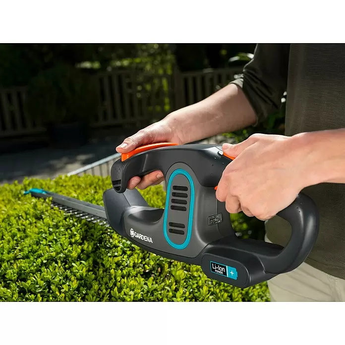 Gardena EasyCut Akku-Heckenschere - 14,4 V, Li-Ionen, 2 Ah, 1 Akku - Anwendungsbeispiel