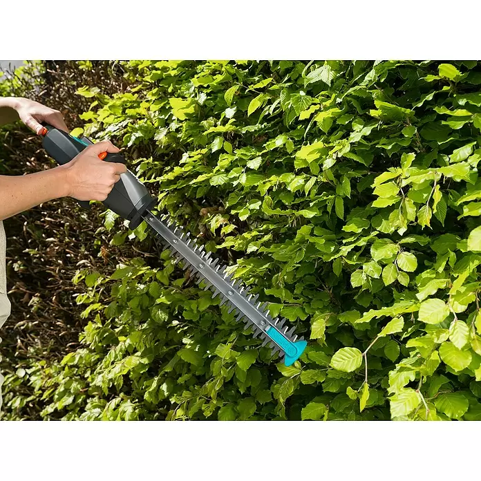 Gardena EasyCut Akku-Heckenschere - 14,4 V, Li-Ionen, 2 Ah, 1 Akku - Anwendungsbeispiel