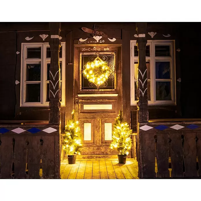 Künstlicher Weihnachtsbaum Set mit Kranz - LED-Beleuchtung, Grün, Batteriebetrieben - Stimmungsaufnahme