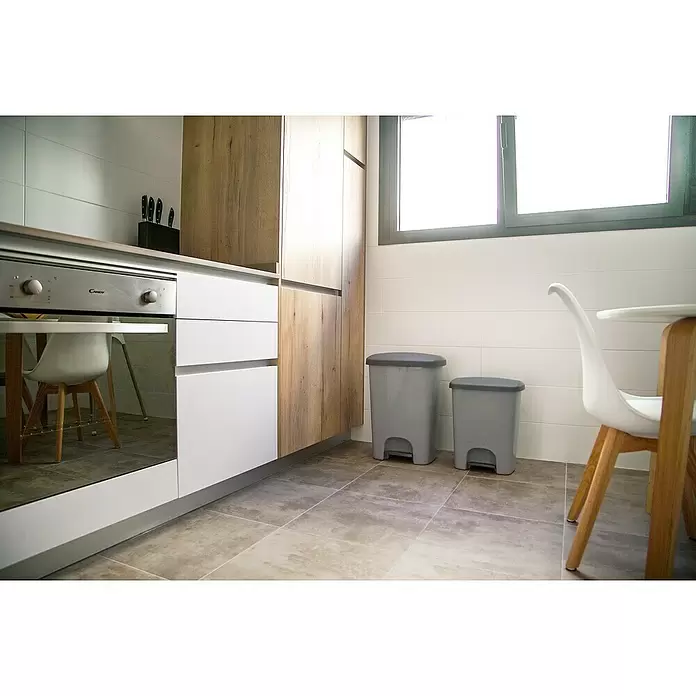 Cubo con pedal Bin - 30 l, Gris, Rectangular, Polipropileno - Foto ambiente