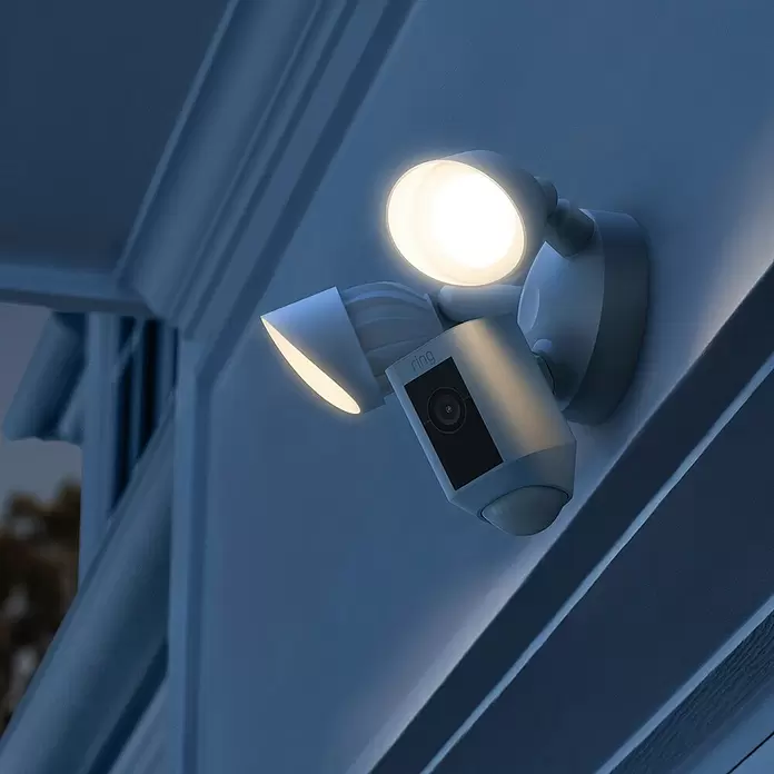 Ring Überwachungskamera Floodlight Cam Wired Plus - Weiß, 1.920 x 1.080 Pixel (Full HD) - Anwendungsbeispiel