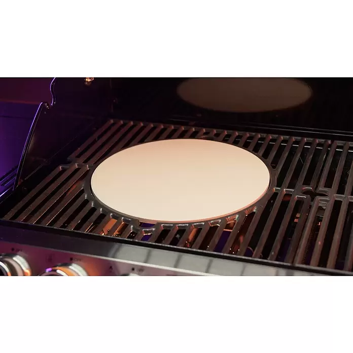 Kingstone KMS Pizzastein - Durchmesser: 30 cm, Passend für: Kingstone Gasgrill Cliff 350, Kingstone Gasgrill Cliff 350-1 ES, Kingstone Gasgrill Cliff 450, Kingstone Gasgrill Cliff 450-1, Kingstone Gasgrill Cliff 455-1 ES, Kingstone Gasgrill Cliff 605-2 ES, Kingstone Gasgrill Cliff 650-1, Kingstone Gasgrill Cliff 655-2 ES - Stimmungsaufnahme