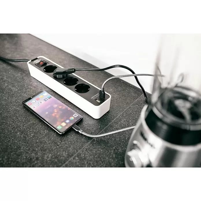 Brennenstuhl Steckdosenleiste Ecolor - 4-fach, Schwarz/Weiß, Kabellänge: 1,5 m, 3.500 W, 2 USB-Anschlüsse - Anwendungsbeispiel