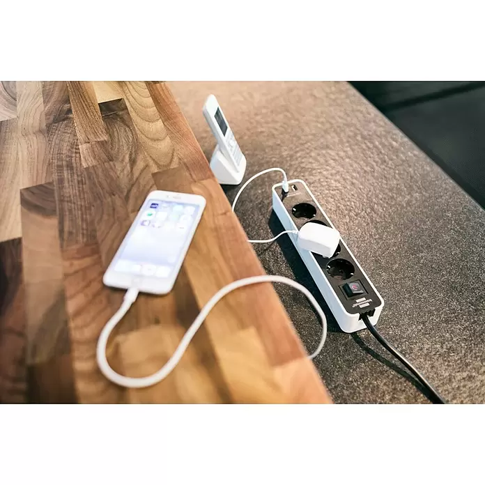 Brennenstuhl Steckdosenleiste Ecolor - 4-fach, Schwarz/Weiß, Kabellänge: 1,5 m, 3.500 W, 2 USB-Anschlüsse - Anwendungsbeispiel