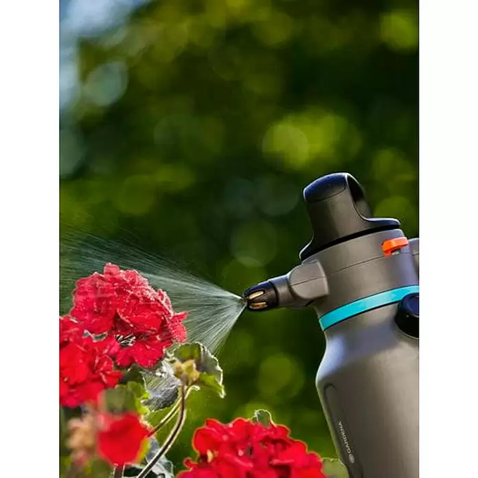 Gardena Tlačna prskalica - Crno-plave boje, 1,25 l - Proizvod u upotrebi