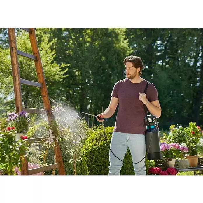 Gardena Comfort Tlačna prskalica - 5 l, Crno-plave boje - Proizvod u upotrebi