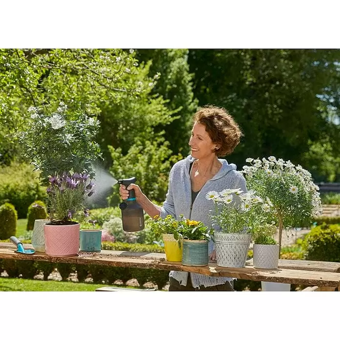 Gardena Prskalica za cvijeće - Crno-plave boje, 1 l - Proizvod u upotrebi