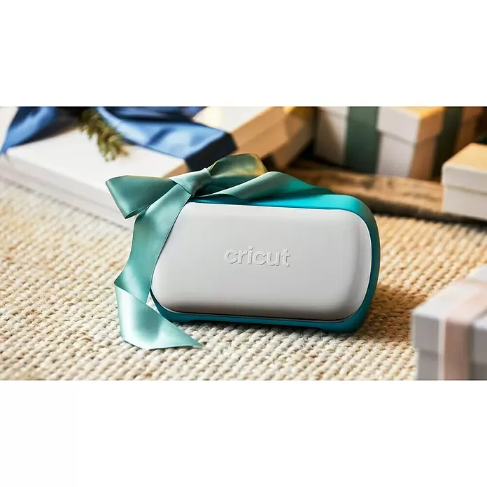 Cricut Joy Schneideplotter Smarte Schneide- und Zeichenmaschine - Türkis/Weiß, Bluetooth, Schnittbreite: 10,4 cm, Schnittlänge: 1,2 m - Stimmungsaufnahme