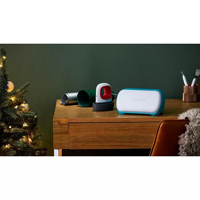 Cricut Joy Schneideplotter Smarte Schneide- und Zeichenmaschine - Türkis/Weiß, Bluetooth, Schnittbreite: 10,4 cm, Schnittlänge: 1,2 m - Stimmungsaufnahme