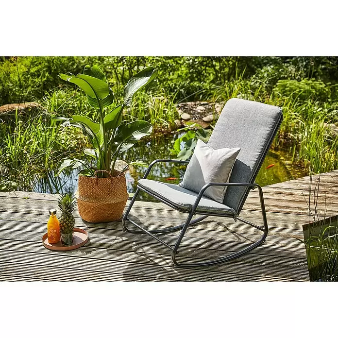 Sunfun Melina Schaukelstuhl - L x B x H: 92 x 58,5 x 91 cm, Streckmetall, Schwarz, Schaukelfunktion - Stimmungsaufnahme