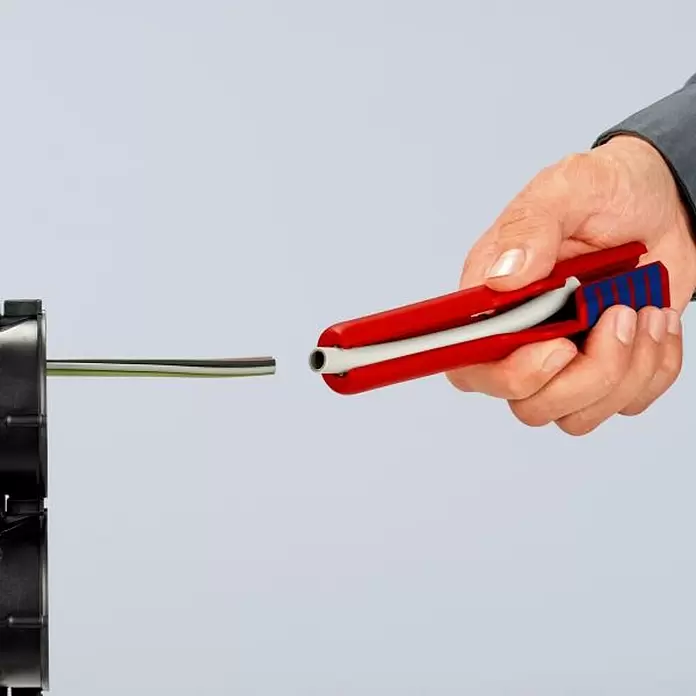 Knipex Pelacables - 8 mm - 13 mm - Producto en uso