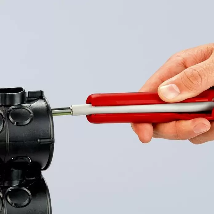 Knipex Pelacables - 8 mm - 13 mm - Producto en uso