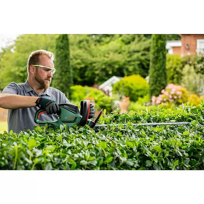 Bosch Električne škare za živicu Universal HedgeCut 60 - 480 W, Duljina reza: 60 cm - Proizvod u upotrebi