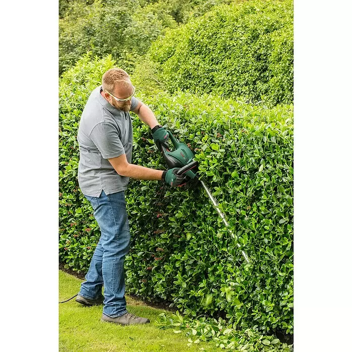 Bosch Električne škare za živicu Universal HedgeCut 60 - 480 W, Duljina reza: 60 cm - Proizvod u upotrebi