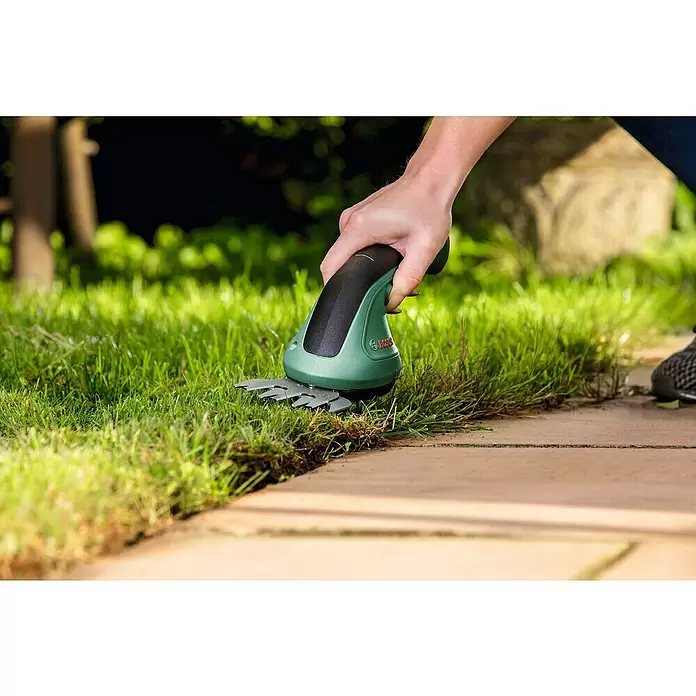 Bosch Podadora de batería para césped y arbustos EasyShear - 3,6 V, Iones de litio, 1 batería, Anchura de cuchilla: 8 cm - Producto en uso