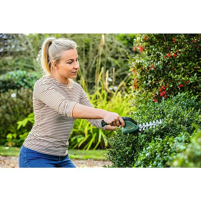 Bosch Podadora de batería para césped y arbustos EasyShear - 3,6 V, Iones de litio, 1 batería, Anchura de cuchilla: 8 cm - Producto en uso