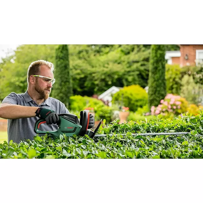 Bosch Električne škare za živicu Universal HedgeCut 50 - 480 W, Duljina reza: 50 cm - Proizvod u upotrebi