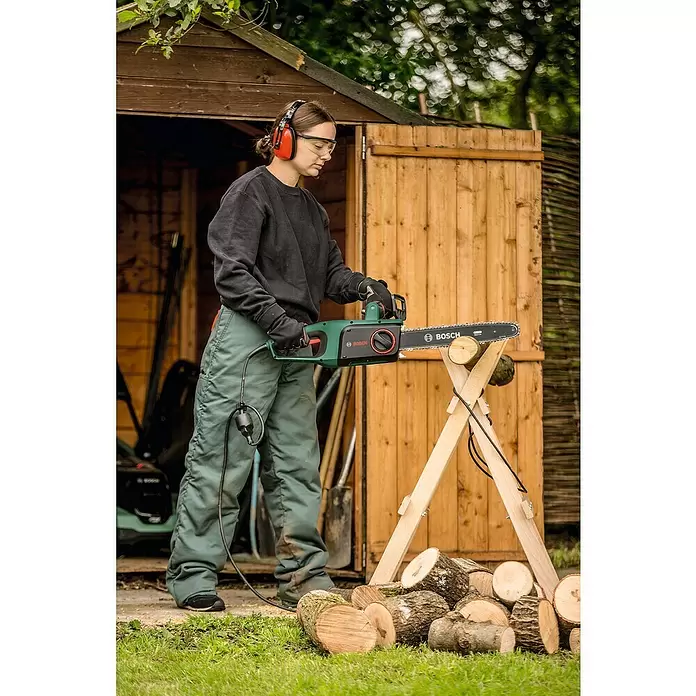 Bosch Električna lančana pila UniversalChain 40 - 1.800 W, Dužina mača: 40 cm - Proizvod u upotrebi
