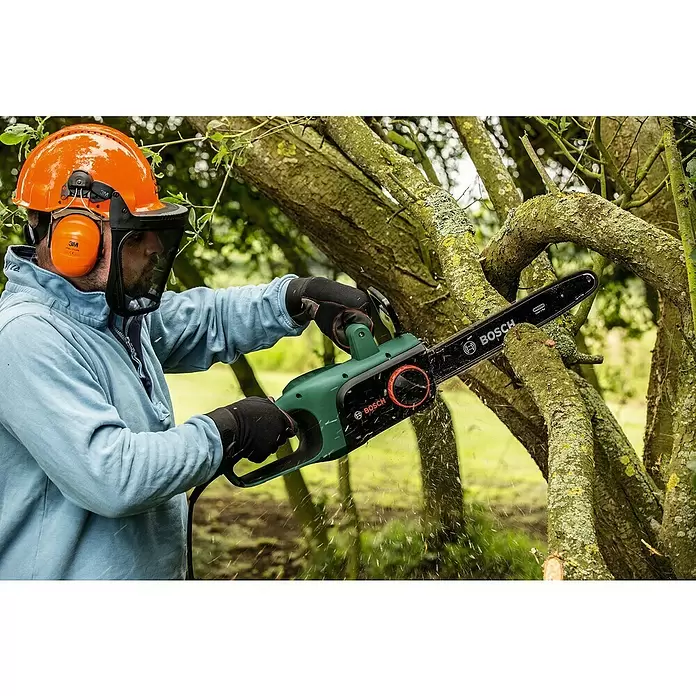 Bosch Električna lančana pila UniversalChain 40 - 1.800 W, Dužina mača: 40 cm - Proizvod u upotrebi