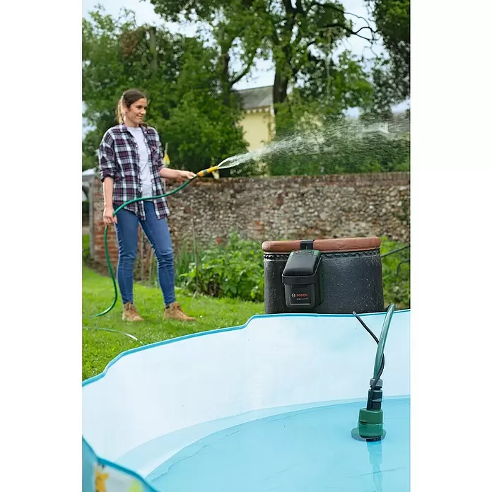 Bosch 18 V Power for All Akumulatorska pumpa za kišnicu - 18 V, 1 baterija, Maksimalni protok: 2.000 l/h - Proizvod u upotrebi