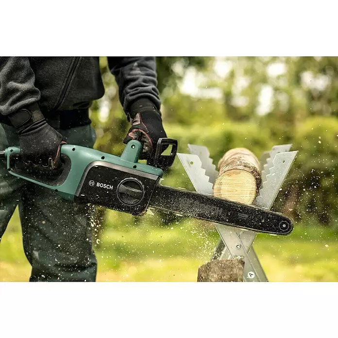 Bosch Električna lančana pila UniversalChain 35 - 1.800 W, Dužina mača: 35 cm - Proizvod u upotrebi