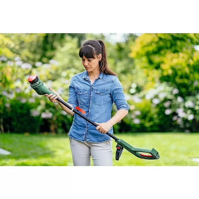 Bosch 18 V Power for All Akku-Rasentrimmer EasyGrassCut 18V-260 - 18 V, 2 Ah, 2 Akkus, Schnittbreite: 26 cm - Anwendungsbeispiel