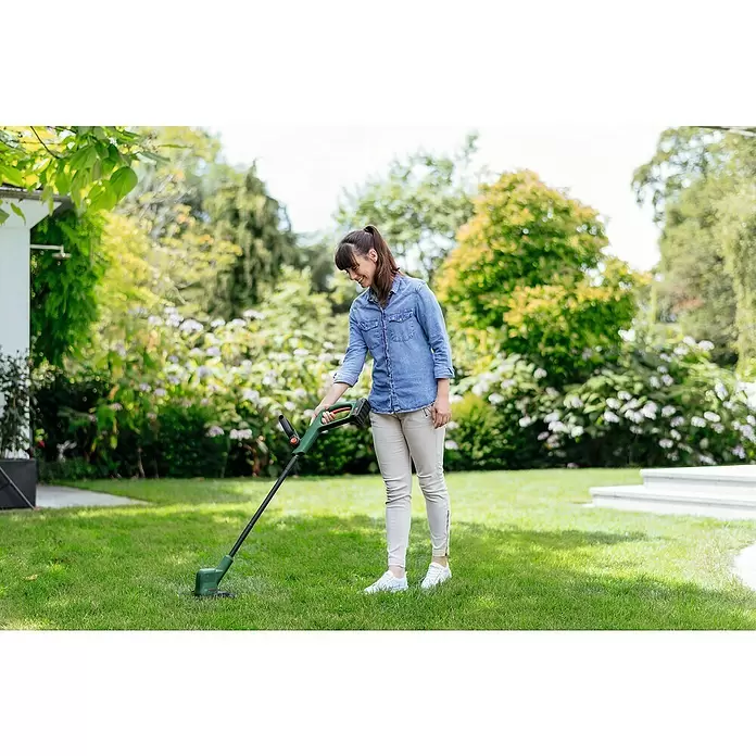 Bosch 18 V Power for All Akku-Rasentrimmer EasyGrassCut 18V-260 - 18 V, 2 Ah, 2 Akkus, Schnittbreite: 26 cm - Anwendungsbeispiel