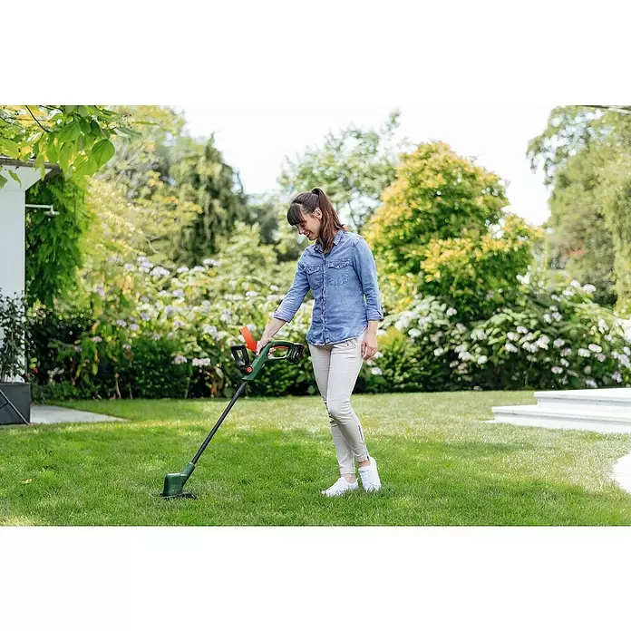 Bosch 18 V Power for All Akumulatorski trimer Easy GrassCut - 18 V, 2 Ah, Litij-ionska, 1 baterija, Širina reza: 23 cm - Proizvod u upotrebi