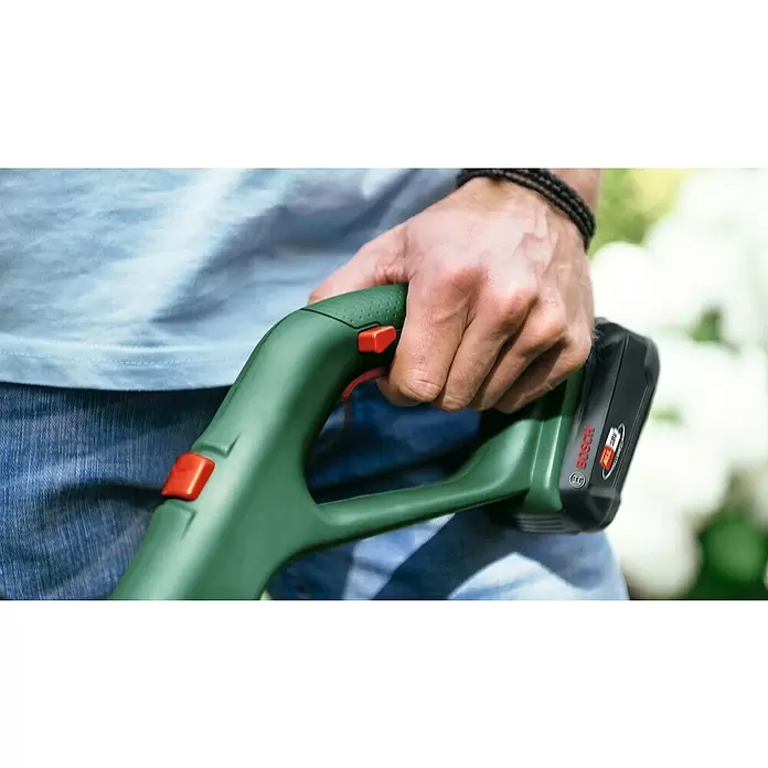 Bosch 18 V Power for All Akku-Rasentrimmer EasyGrassCut 18V-260 - 18 V, 2 Ah, 2 Akkus, Schnittbreite: 26 cm - Anwendungsbeispiel