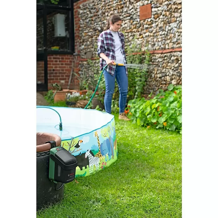 Bosch 18 V Power for All Akumulatorska pumpa za kišnicu - 18 V, 1 baterija, Maksimalni protok: 2.000 l/h - Proizvod u upotrebi