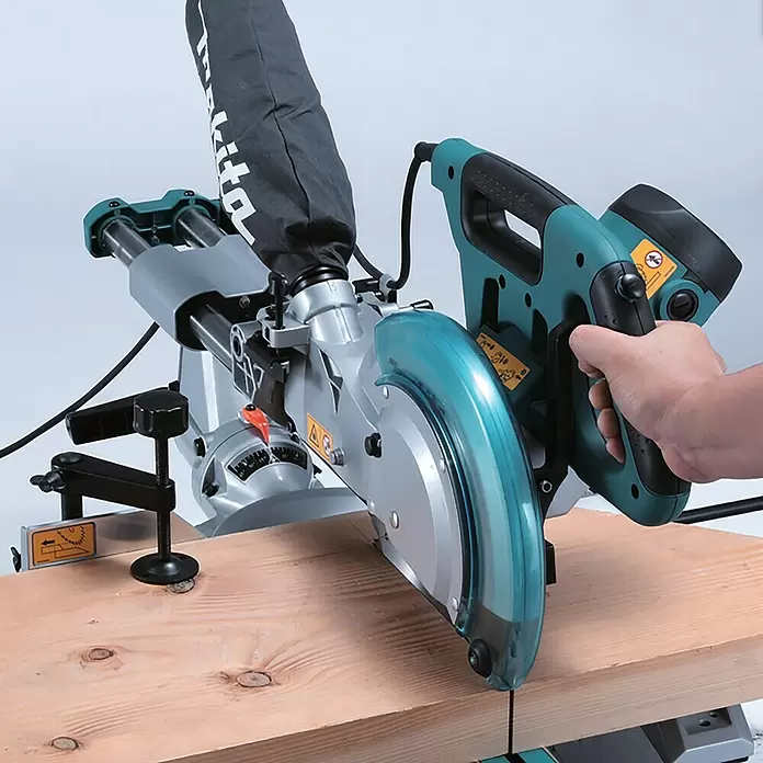 Makita Kapp- & Gehrungssäge LS1018LN - 1.430 W, Durchmesser Sägeblatt: 260 mm, 0 U/min - 4.300 U/min - Anwendungsbeispiel