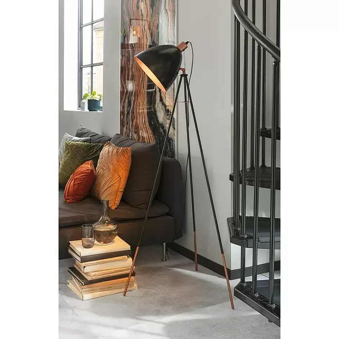 Eglo Stehleuchte Chester - 135,5 cm - Stimmungsaufnahme