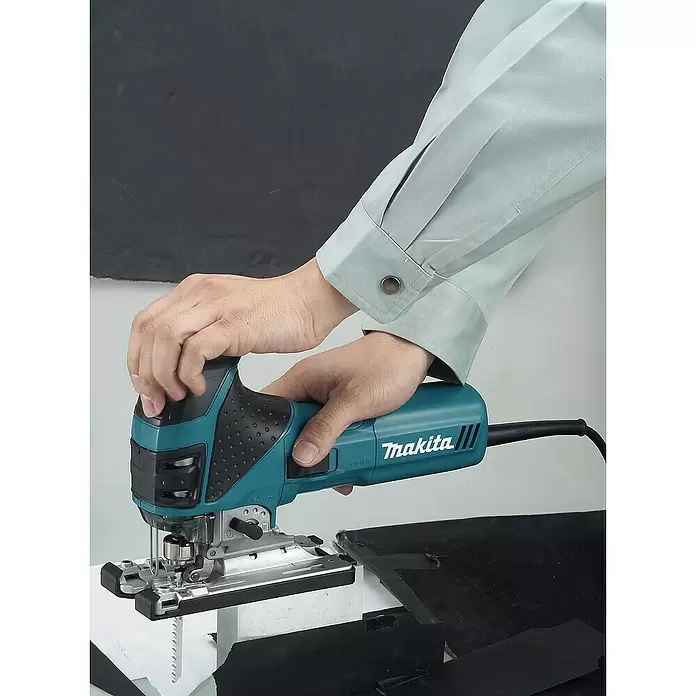 Makita Pendelhubstichsäge 4351FCTJ - 720 W, 800 Hübe/min - 2.800 Hübe/min - Anwendungsbeispiel
