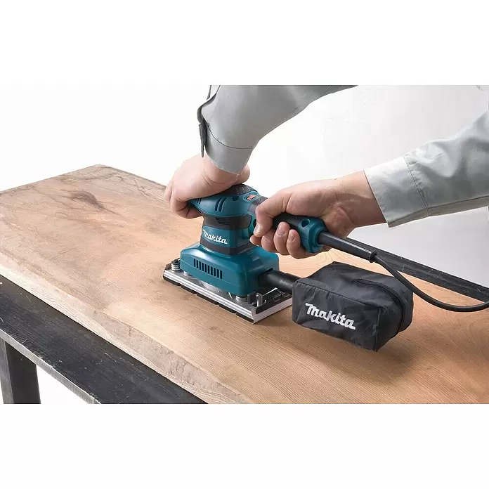 Makita Schwingschleifer BO3711J - 190 W, Schwingzahl: 4.000 U/min - 11.000 U/min, Schleifplatte: 93 x 185 mm - Anwendungsbeispiel