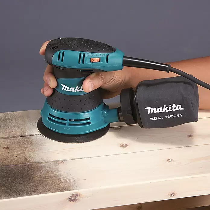 Makita Exzenterschleifer BO5031J - 300 W, Durchmesser Schleifteller: 125 mm - Anwendungsbeispiel