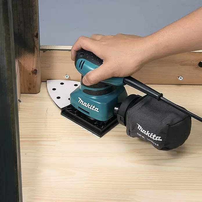 Makita Schwingschleifer BO4565J - 200 W, Schwingzahl: 28.000 U/min, Schleiffläche: 102 x 114 mm - Anwendungsbeispiel