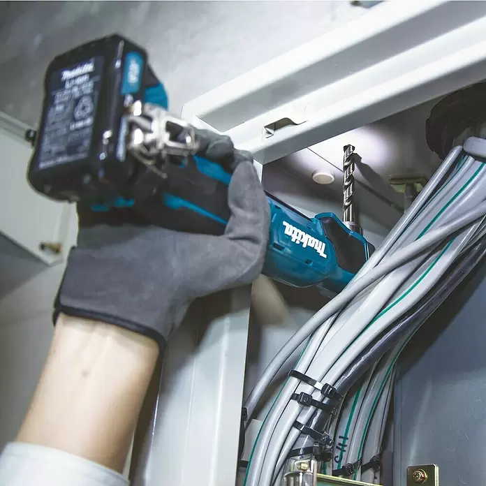 Makita Akku-Winkelbohrmaschine DA332DSYJ - 12 V, 2 Akkus, 1,5 Ah, Leerlaufdrehzahl: 0 U/min - 1.100 U/min - Anwendungsbeispiel