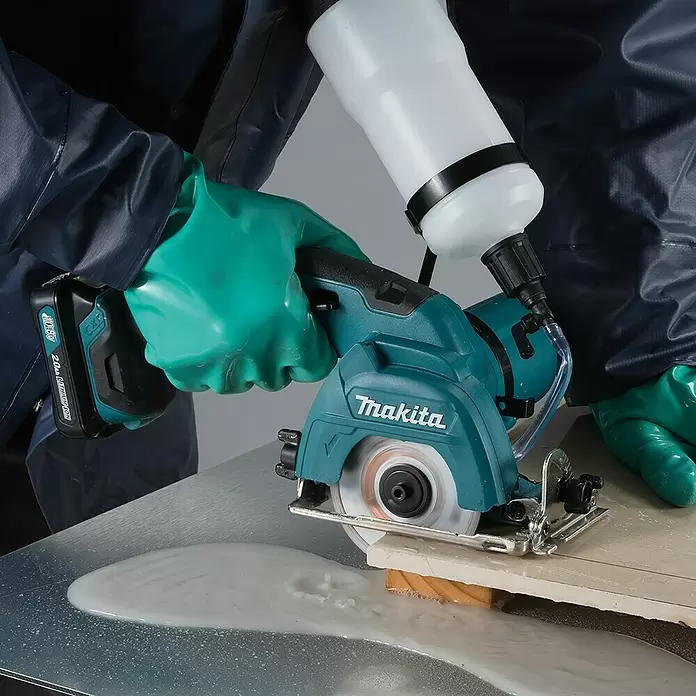 Makita Akku-Fliesenschneider CC301DSMJ - 12 V, 4 Ah - Anwendungsbeispiel
