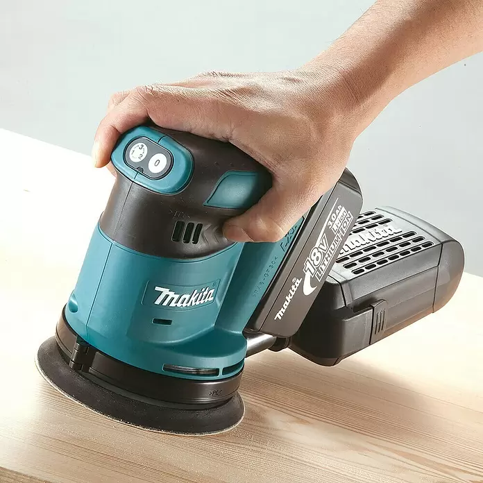 Makita Akku-Exzenterschleifer DBO180RTJ - 18 V, 2 Akkus, 5 Ah, Durchmesser Schleifteller: 125 mm - Anwendungsbeispiel