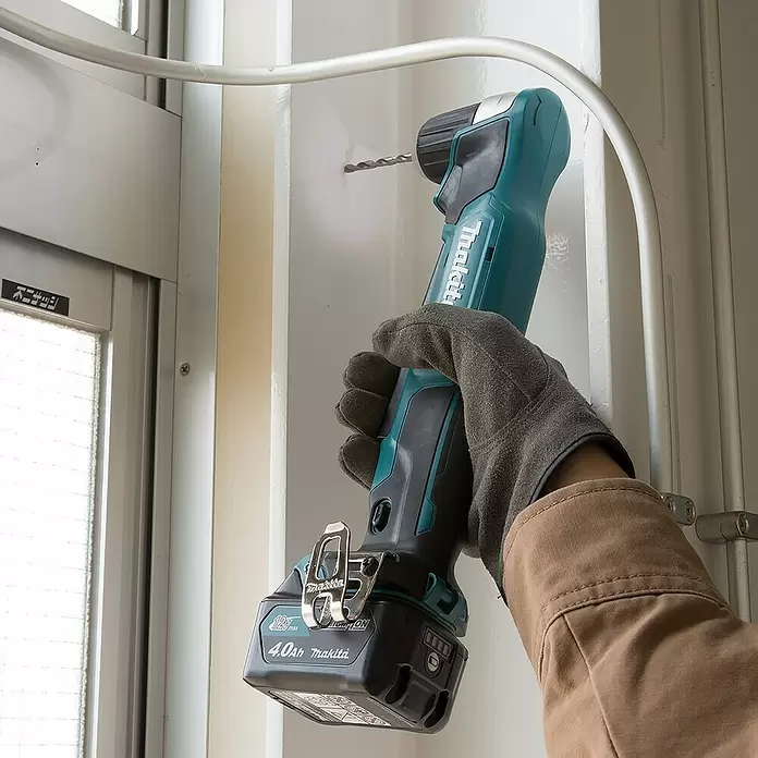 Makita Akku-Winkelbohrmaschine DA333DZ - 12 V, Ohne Akku, Leerlaufdrehzahl: 0 U/min - 1.100 U/min - Anwendungsbeispiel
