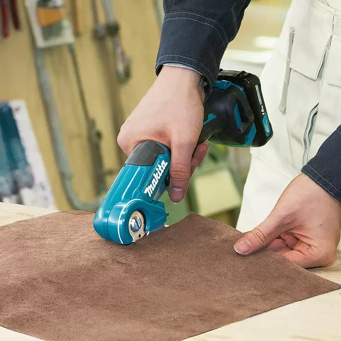 Makita Akku-Universalschere CP100DZ - 12 V, Ohne Akku, Schnitttiefe: Max. 6 mm - Anwendungsbeispiel