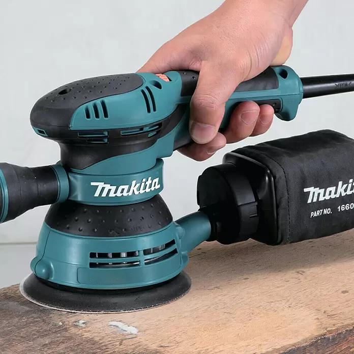Makita Exzenterschleifer BO5041J - Leistungsaufnahme: 300 W, Durchmesser Schleifteller: 125 mm - Anwendungsbeispiel