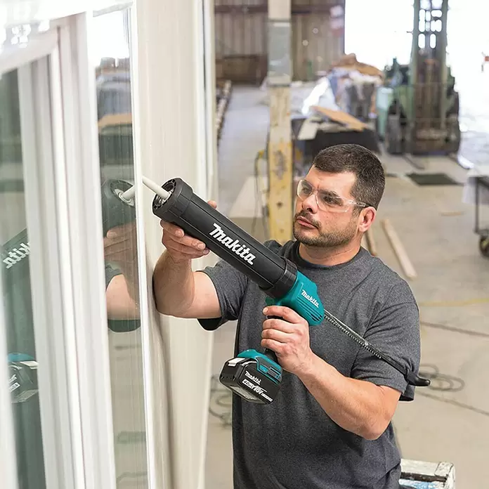 Makita Akku-Kartuschenpresse DCG180ZX - 18 V, Li-Ionen, Ohne Akku, Geeignet für: 310 ml Kartuschen - Anwendungsbeispiel