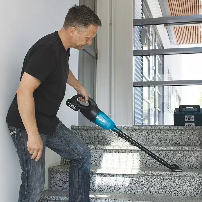 Makita Akku-Staubsauger DCL180ZB - 18 V, Ohne Akku, 0,65 l - Anwendungsbeispiel