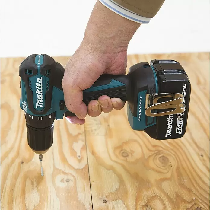 Makita Akku-Bohrschrauber DDF483Z - 18 V, Ohne Akku, Leerlaufdrehzahl: 1.700 U/min - Anwendungsbeispiel