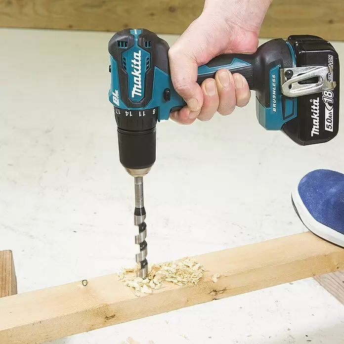 Makita Akku-Bohrschrauber DDF483Z - 18 V, Ohne Akku, Leerlaufdrehzahl: 1.700 U/min - Anwendungsbeispiel
