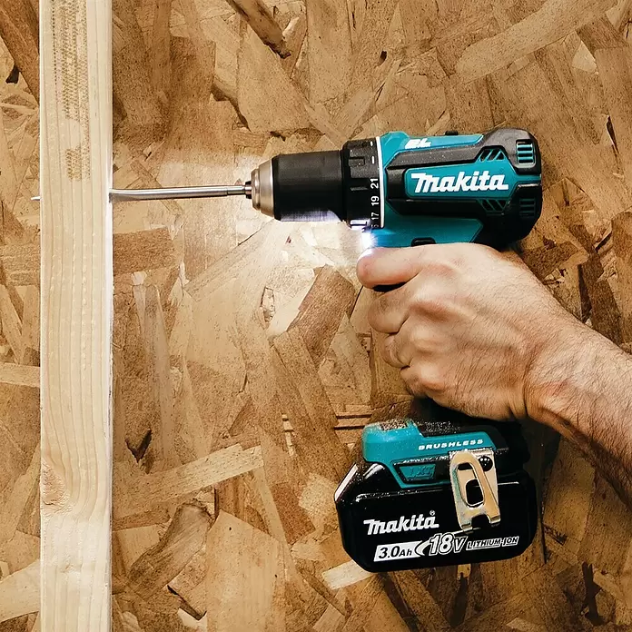 Makita Akku-Bohrschrauber DDF485Z - 18 V, Ohne Akku, 5 Ah, Leerlaufdrehzahl: 0 U/min - 1.900 U/min - Anwendungsbeispiel
